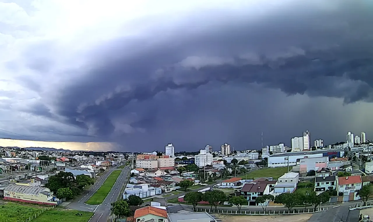 A imagem ilustra chuvas intensas no sul causadas por avanço de frente fria